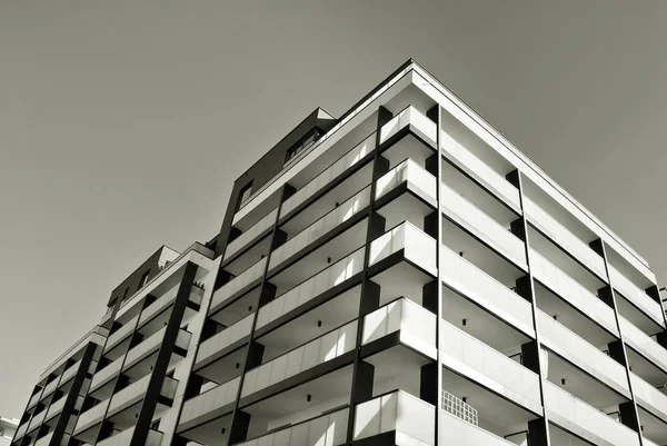 Moderní, luxusní bytový dům. Černá a bílá. — Stock fotografie