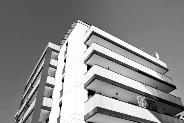 Edifício moderno de apartamentos de luxo. Preto e branco . — Fotografia de Stock