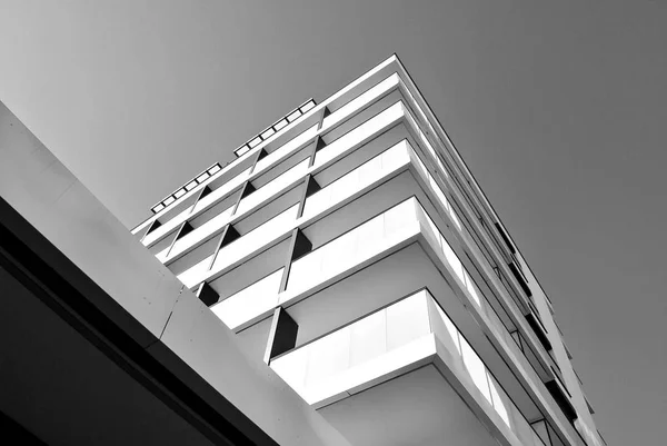 Edifício moderno de apartamentos de luxo. Preto e branco . — Fotografia de Stock