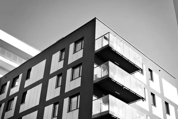 Moderno edificio de apartamentos de lujo. Blanco y negro . —  Fotos de Stock