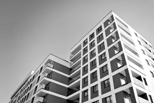 Edifício moderno de apartamentos de luxo. Preto e branco . — Fotografia de Stock