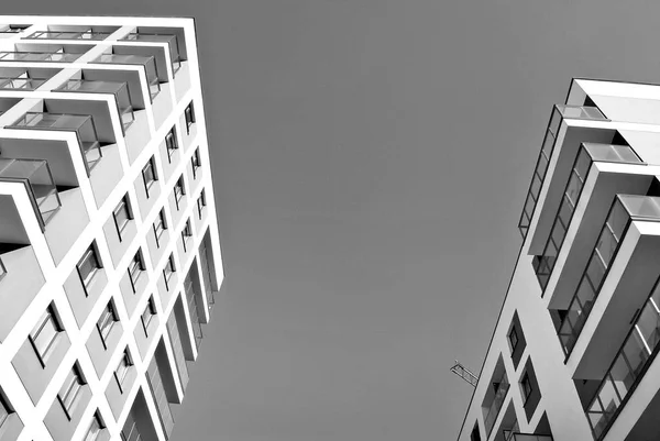 Edifício moderno de apartamentos de luxo. Preto e branco . — Fotografia de Stock