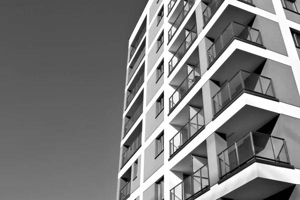 Edifício moderno de apartamentos de luxo. Preto e branco . — Fotografia de Stock