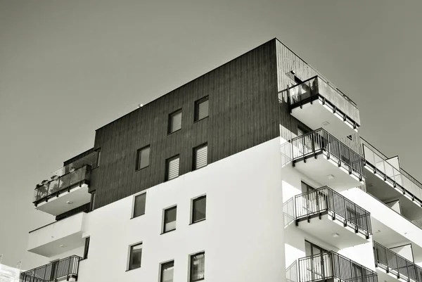 Сучасний, люксовий багатоквартирний будинок. Чорно-білий . — стокове фото