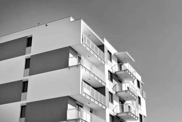 Moderno edificio de apartamentos de lujo. Blanco y negro . —  Fotos de Stock