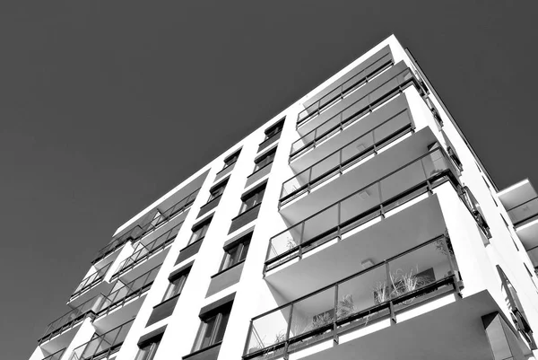 Edifício moderno de apartamentos de luxo. Preto e branco . — Fotografia de Stock