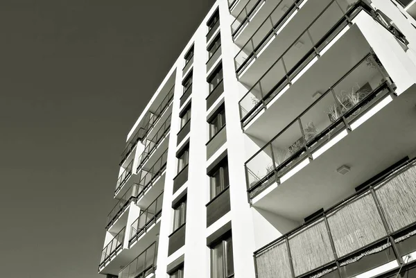 Edifício moderno de apartamentos de luxo. Preto e branco . — Fotografia de Stock