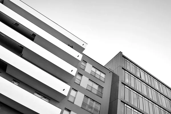 Moderno edificio de apartamentos de lujo. Blanco y negro . — Foto de Stock