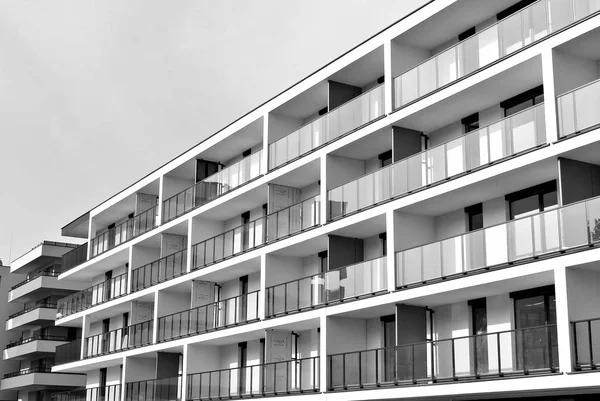 Modern, luxury apartment building. Черное и белое . — стоковое фото