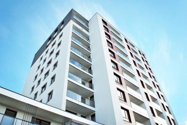 Modern, lüks apartman mavi gökyüzü karşı