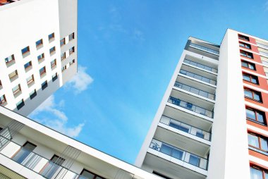 Modern, lüks apartman mavi gökyüzü karşı