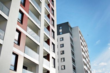 Modern, lüks apartman mavi gökyüzü karşı