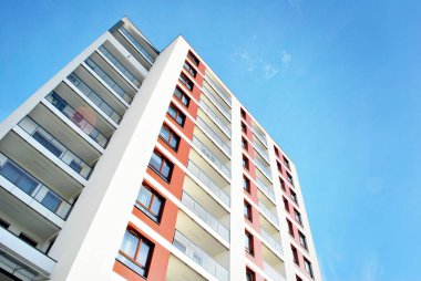 Modern, lüks apartman mavi gökyüzü karşı