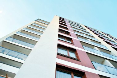 Modern, lüks apartman mavi gökyüzü karşı
