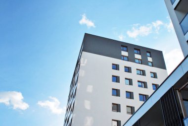 Modern, lüks apartman mavi gökyüzü karşı