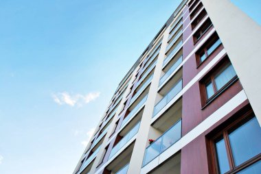 Modern, lüks apartman mavi gökyüzü karşı