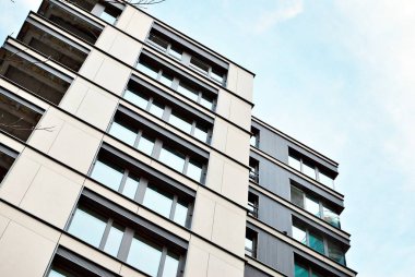 Modern, lüks apartman mavi gökyüzü karşı