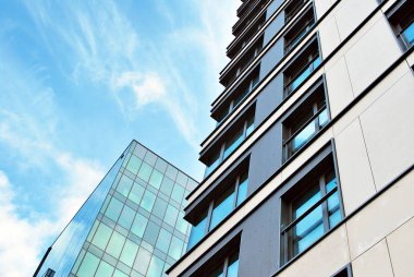 Modern, lüks apartman mavi gökyüzü karşı