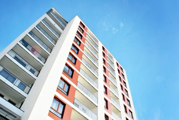 Modernes, luxuriöses Appartementhaus vor blauem Himmel — Stockfoto