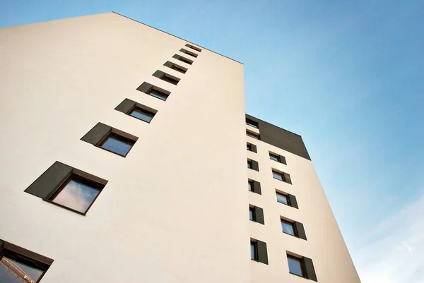 Moderno edificio de apartamentos de lujo contra el cielo azul —  Fotos de Stock