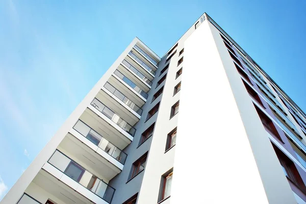 Moderno edificio de apartamentos de lujo contra el cielo azul —  Fotos de Stock