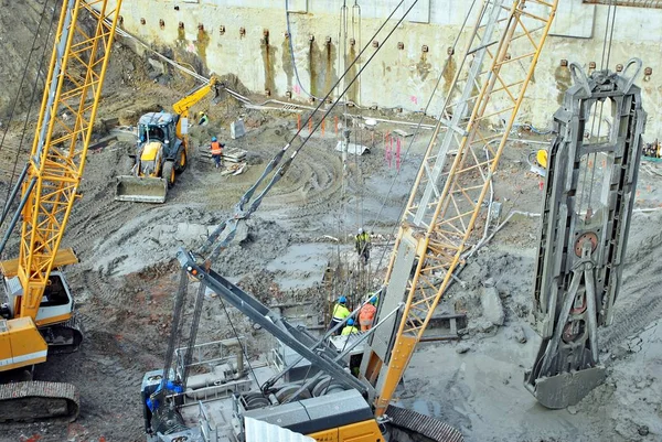 Werknemer werkt bij stapel driver works instellen van geprefabriceerd beton palen in een hoog gebouw Bouwoppervlakte — Stockfoto