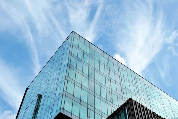 Ventanas de cristal del edificio de oficinas — Foto de Stock