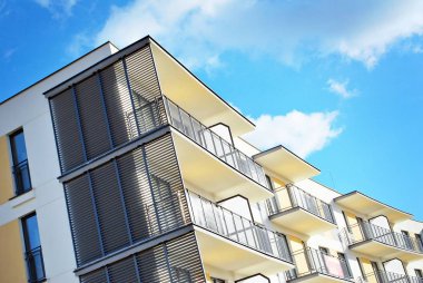 Modern, lüks apartman mavi gökyüzü karşı