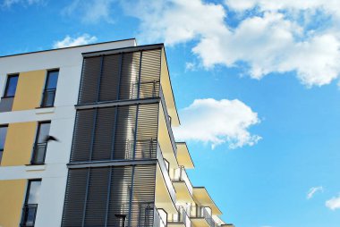 Modern, lüks apartman mavi gökyüzü karşı