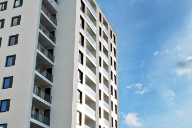 Modern, lüks apartman mavi gökyüzü karşı