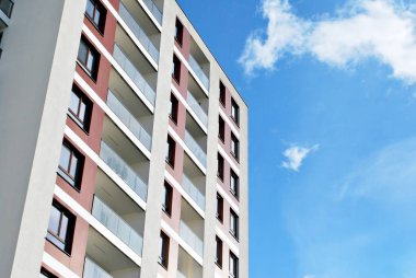 Modern, lüks apartman mavi gökyüzü karşı