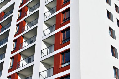 Modern, lüks apartman mavi gökyüzü karşı