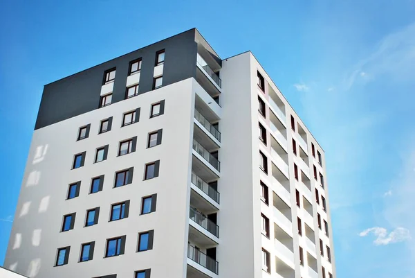Moderno edificio de apartamentos de lujo contra el cielo azul — Foto de Stock