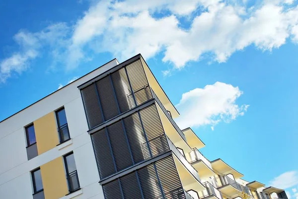Nowoczesny, luksusowy apartamentowiec przeciw błękitne niebo — Zdjęcie stockowe