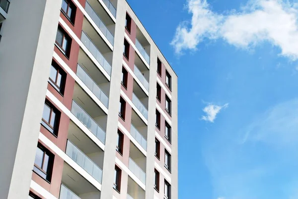 Moderno, edifício de apartamentos de luxo contra o céu azul — Fotografia de Stock