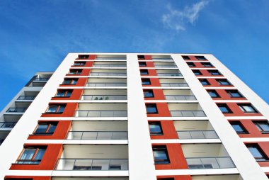 Modern, lüks apartman mavi gökyüzü karşı