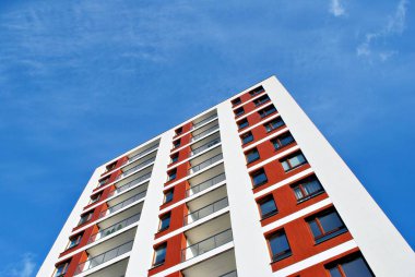 Modern, lüks apartman mavi gökyüzü karşı