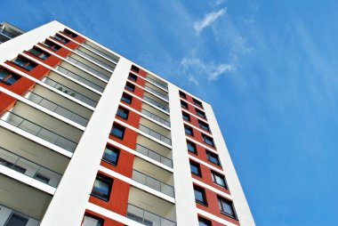 Modern, lüks apartman mavi gökyüzü karşı