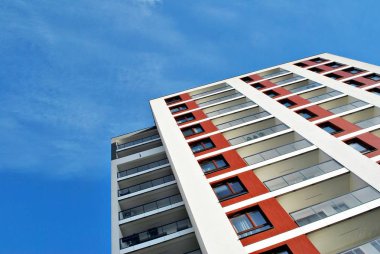 Modern, lüks apartman mavi gökyüzü karşı