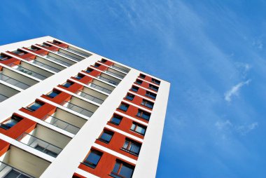 Modern, lüks apartman mavi gökyüzü karşı