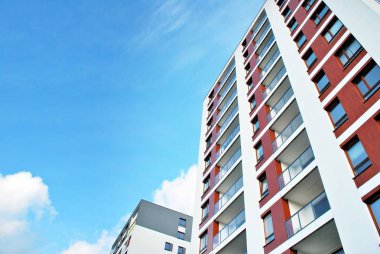 Modern, lüks apartman mavi gökyüzü karşı