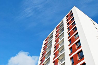 Modern, lüks apartman mavi gökyüzü karşı