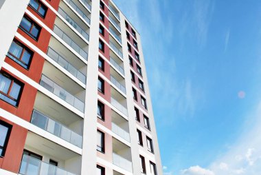 Modern, lüks apartman mavi gökyüzü karşı