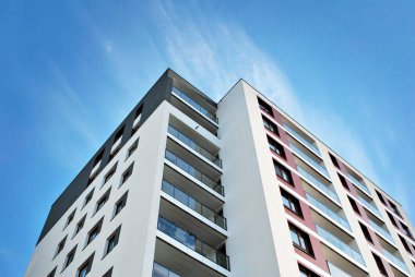 Modern, lüks apartman mavi gökyüzü karşı
