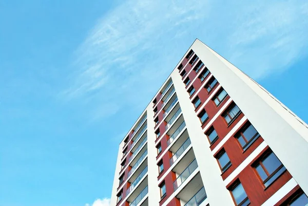 Moderno edificio de apartamentos de lujo contra el cielo azul —  Fotos de Stock