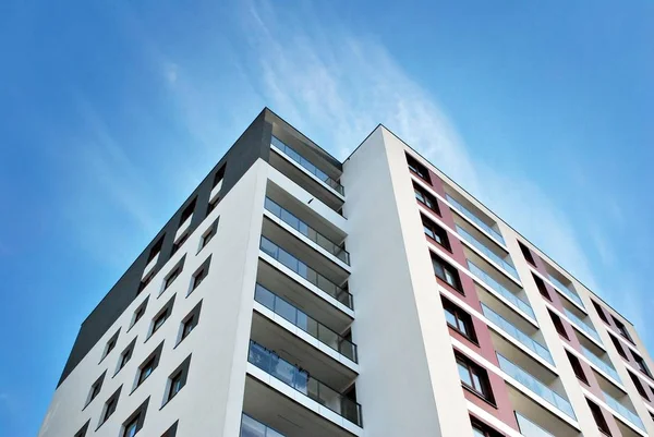 Moderno, edifício de apartamentos de luxo contra o céu azul — Fotografia de Stock