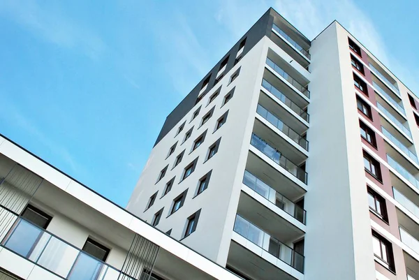 푸른 하늘에 대 한 현대적인 럭셔리 아파트 — 스톡 사진