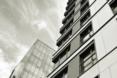 Modern bina. Modern ofis binası ile cam cephe. Siyah ve beyaz.