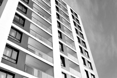 Modern, lüks apartman. Siyah ve beyaz.