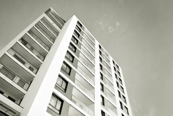 Edifício moderno de apartamentos de luxo. Preto e branco . — Fotografia de Stock